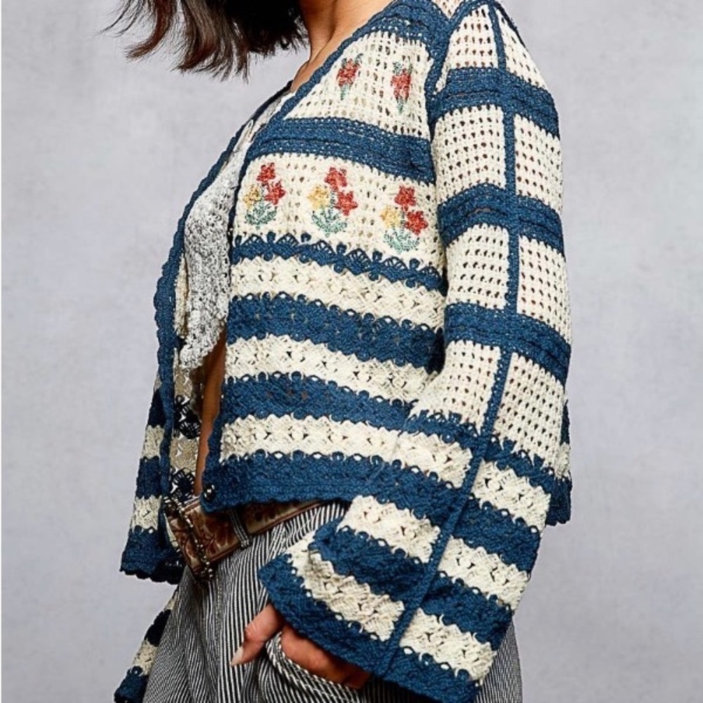 POL Blue and Cream Floral Knit Cardigan one size best for small / medium - Picture 2 of 11